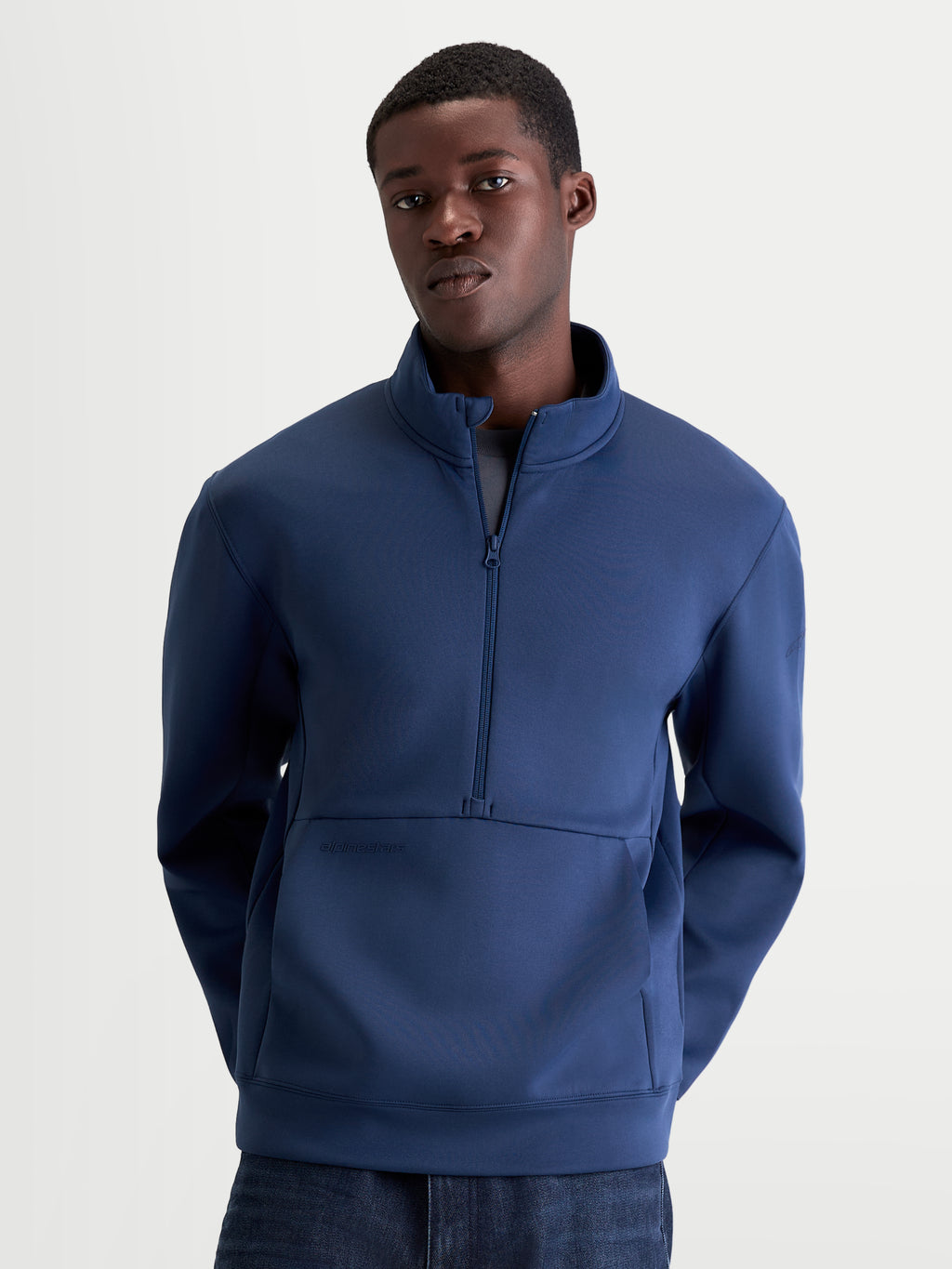 Alpinestars felpa Apera Half-Zip, pullover sportswear da uomo, blu, costruzione in pile tri-blend con chiusura a mezza zip e tasca a marsupio, logo tonale per un look casual raffinato.