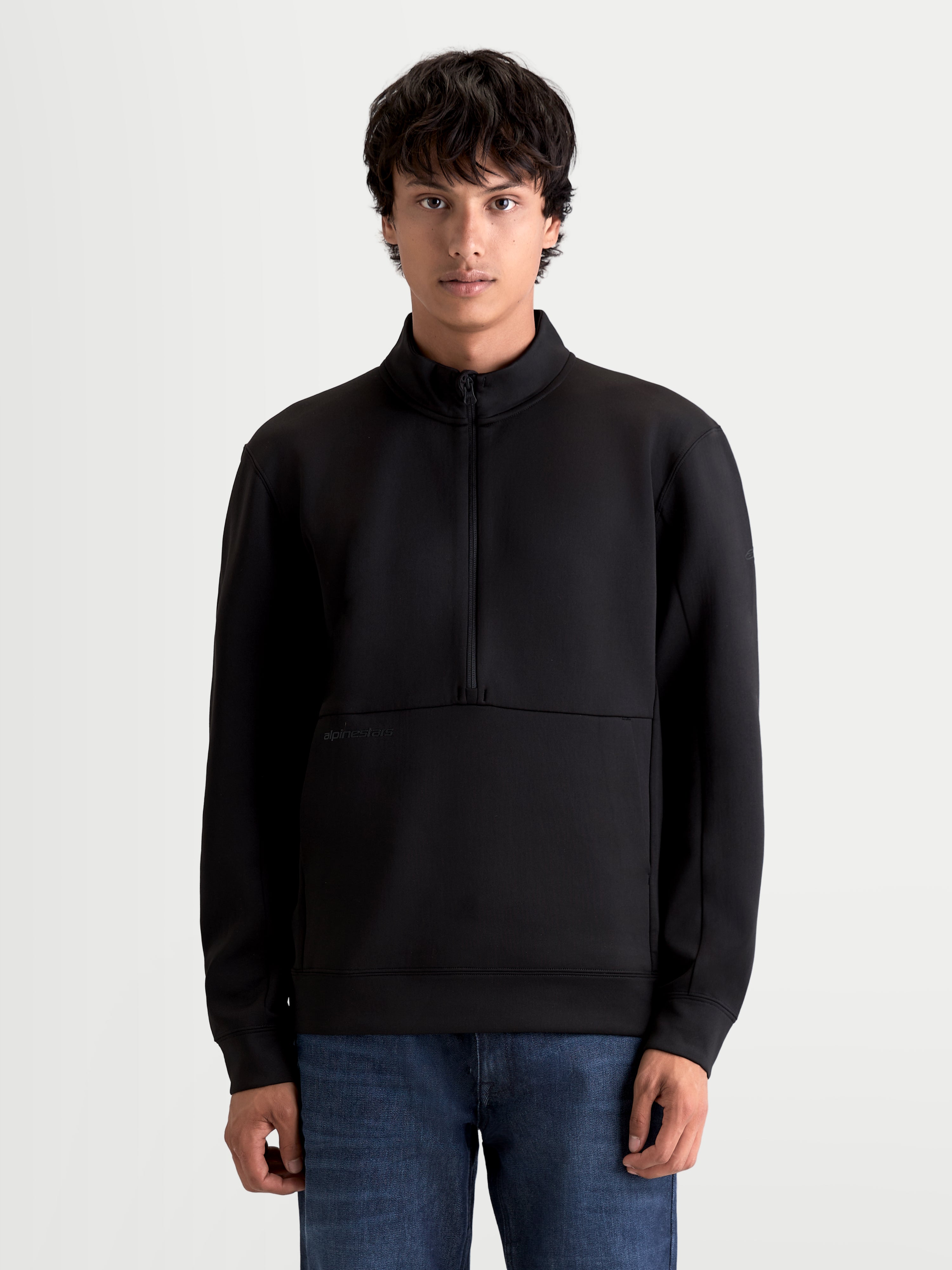 Alpinestars Felpa Apera Half-Zip, pullover sportswear da uomo, nero, chiusura a mezza zip, tasca a marsupio e stampe logo HD tonali, pile tri-blend per comfort quotidiano, stile casual ispirato al motorsport