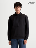 Alpinestars Felpa Apera Half-Zip, felpa casual sportswear da uomo in nero, vista anteriore indossata da un modello con chiusura mezza zip e tasca a marsupio