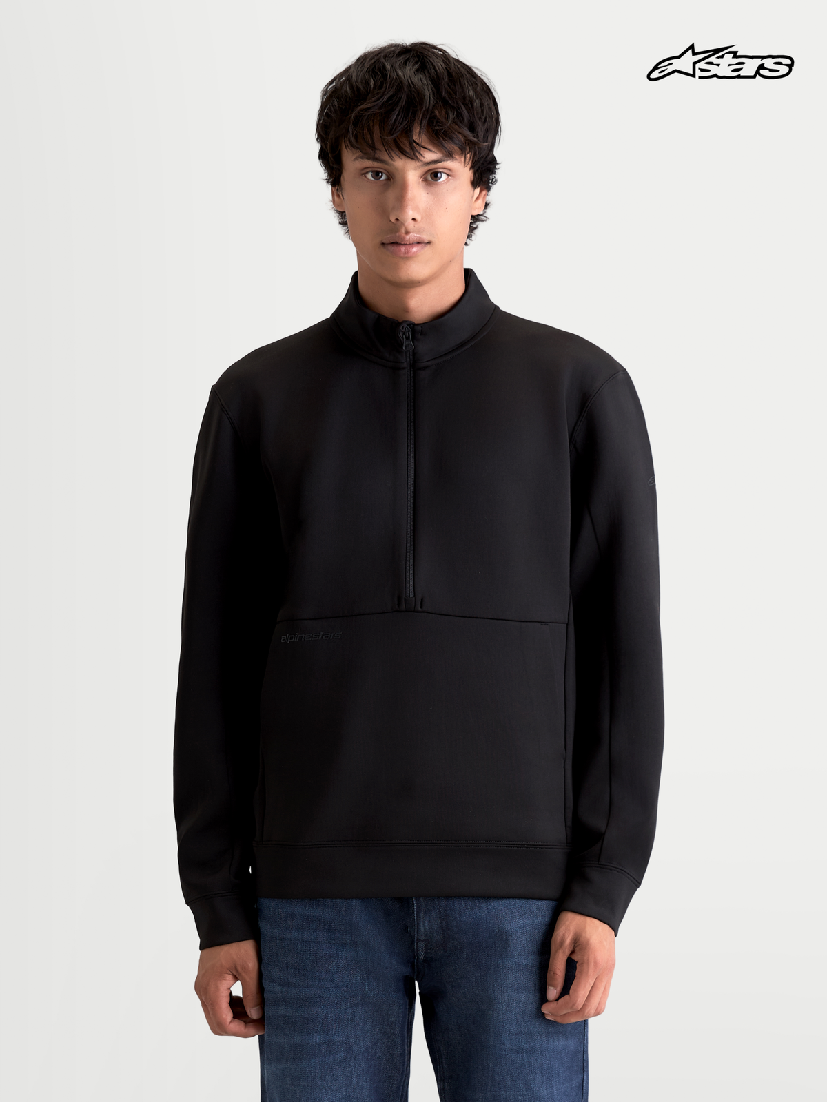 Alpinestars Felpa Apera Half-Zip, felpa casual sportswear da uomo in nero, vista anteriore indossata da un modello con chiusura mezza zip e tasca a marsupio