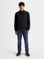 Alpinestars Felpa Apera Half-Zip, pullover sportswear da uomo con chiusura a mezza zip e tasca a marsupio, nero, branding tonale e stile ispirato al motorsport, indossata da un modello.