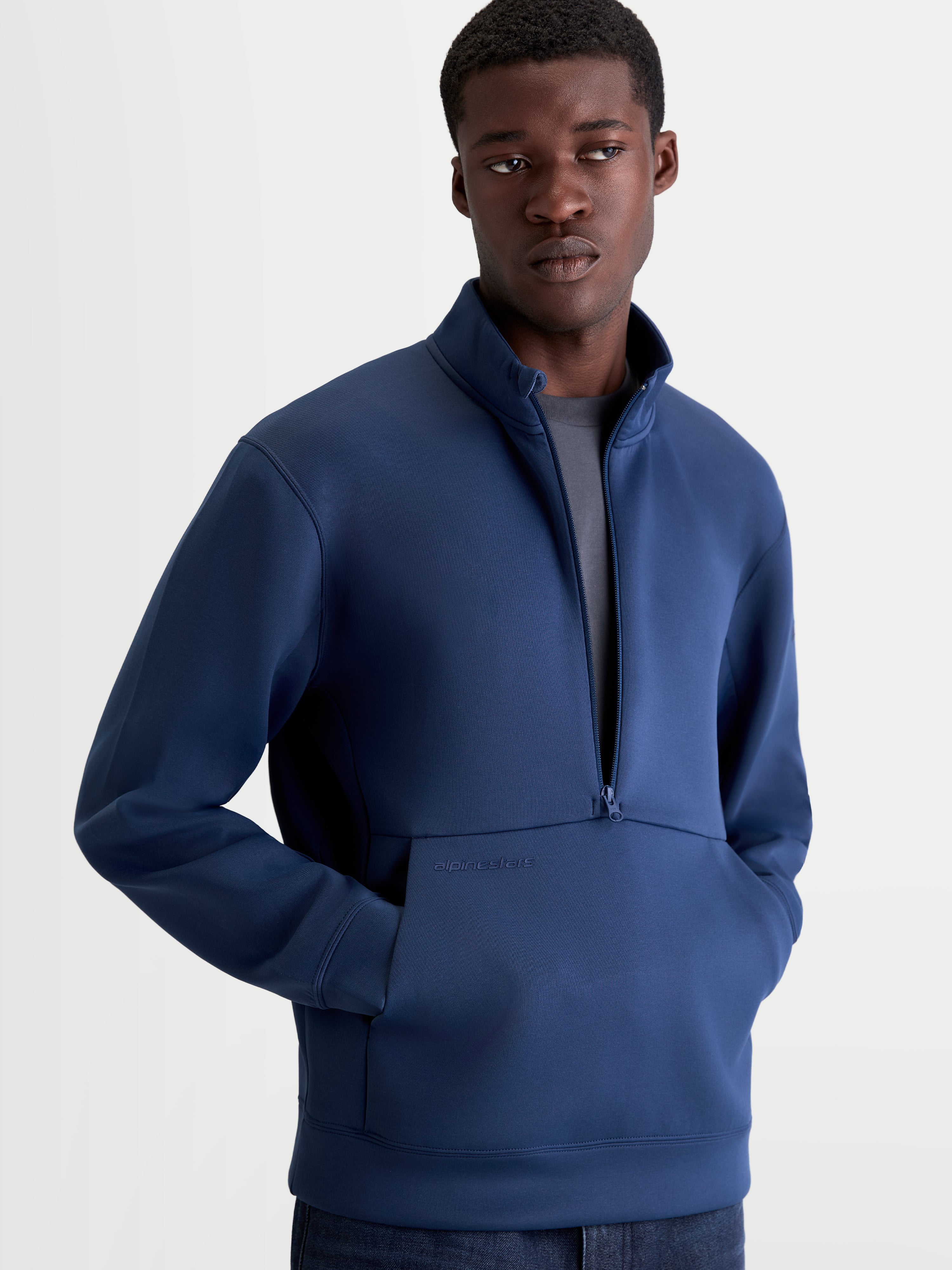 Alpinestars Felpa Apera Half-Zip, pullover sportswear da uomo, blu, chiusura half-zip, tasca a marsupio con logo tonale, cappuccio foderato in rete, pile tri-blend per comfort casual quotidiano
