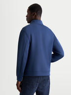 Alpinestars Felpa Apera Half-Zip, pullover sportswear da uomo, blu, costruzione in pile tri-blend, vista posteriore su modello con cuciture raffinate sulle maniche e design ispirato al motorsport.