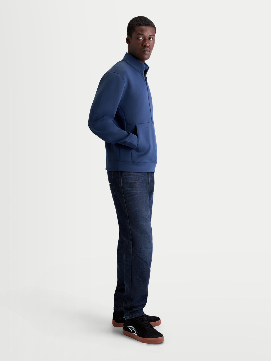 Alpinestars Felpa Apera Half-Zip, felpa con mezza zip da uomo, blu, stile sportswear casual ispirato al motorsport, in pile tri-blend con tasca a marsupio e stampe logo HD tonali, indossata da un modello