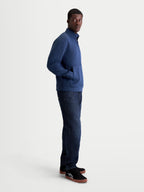 Alpinestars Felpa Apera Half-Zip, felpa con mezza zip da uomo, blu, stile sportswear casual ispirato al motorsport, in pile tri-blend con tasca a marsupio e stampe logo HD tonali, indossata da un modello