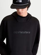 Alpinestars Felpa con cappuccio Datrix, felpa sportswear pullover nera in pile tri-blend double-face, con logo Alpinestars HD tono su tono sul petto, cappuccio foderato in rete e tasca con dettaglio a freccia, vista frontale su modello.
