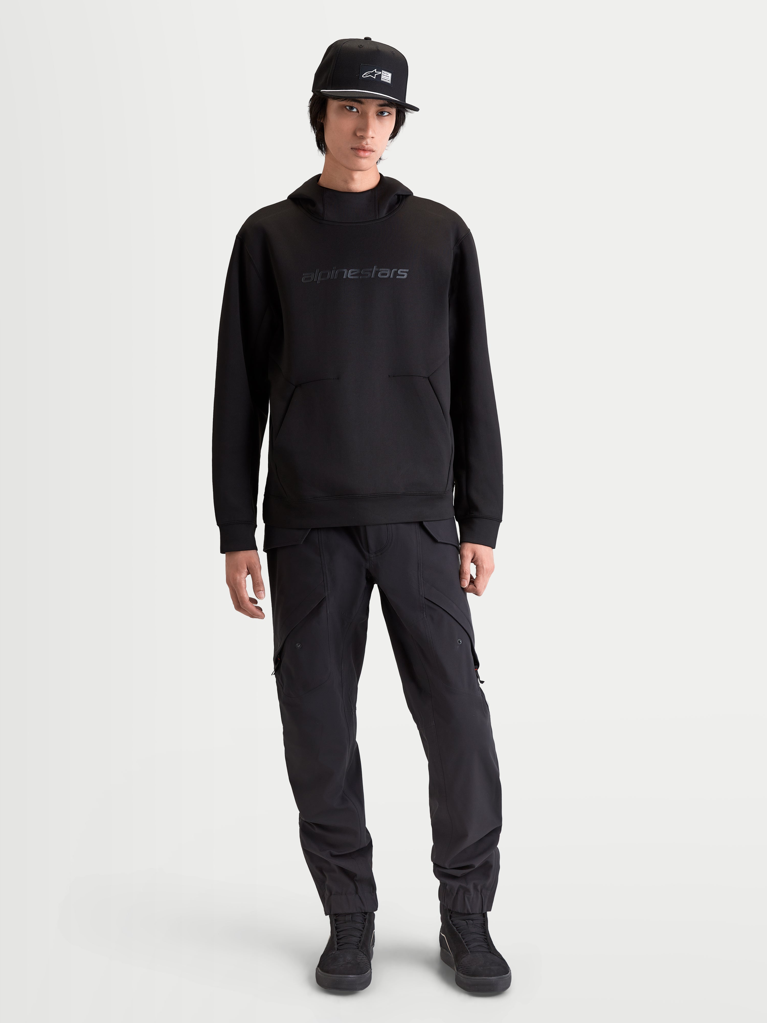Alpinestars Felpa Con Cappuccio Datrix, felpa sportswear da uomo, nera, in pile tri-blend double-face, branding Alpinestars HD tono su tono, cappuccio foderato in rete, stile casual ispirato al motorsport su modello.