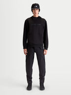 Alpinestars felpa con cappuccio Datrix, pullover sportswear premium da uomo, nera, branding Alpinestars HD tono su tono, pile tri-blend double-face e tasca con dettaglio a freccia, indossata da un modello per uno stile ispirato al motorsport