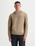Alpinestars felpa con cappuccio Datrix, felpa sportswear premium da uomo, marrone, logo tono su tono sul petto, cappuccio foderato in rete e costruzione in pile tri-blend double-face, abbigliamento casual ispirato al motorsport mostrato su un modello