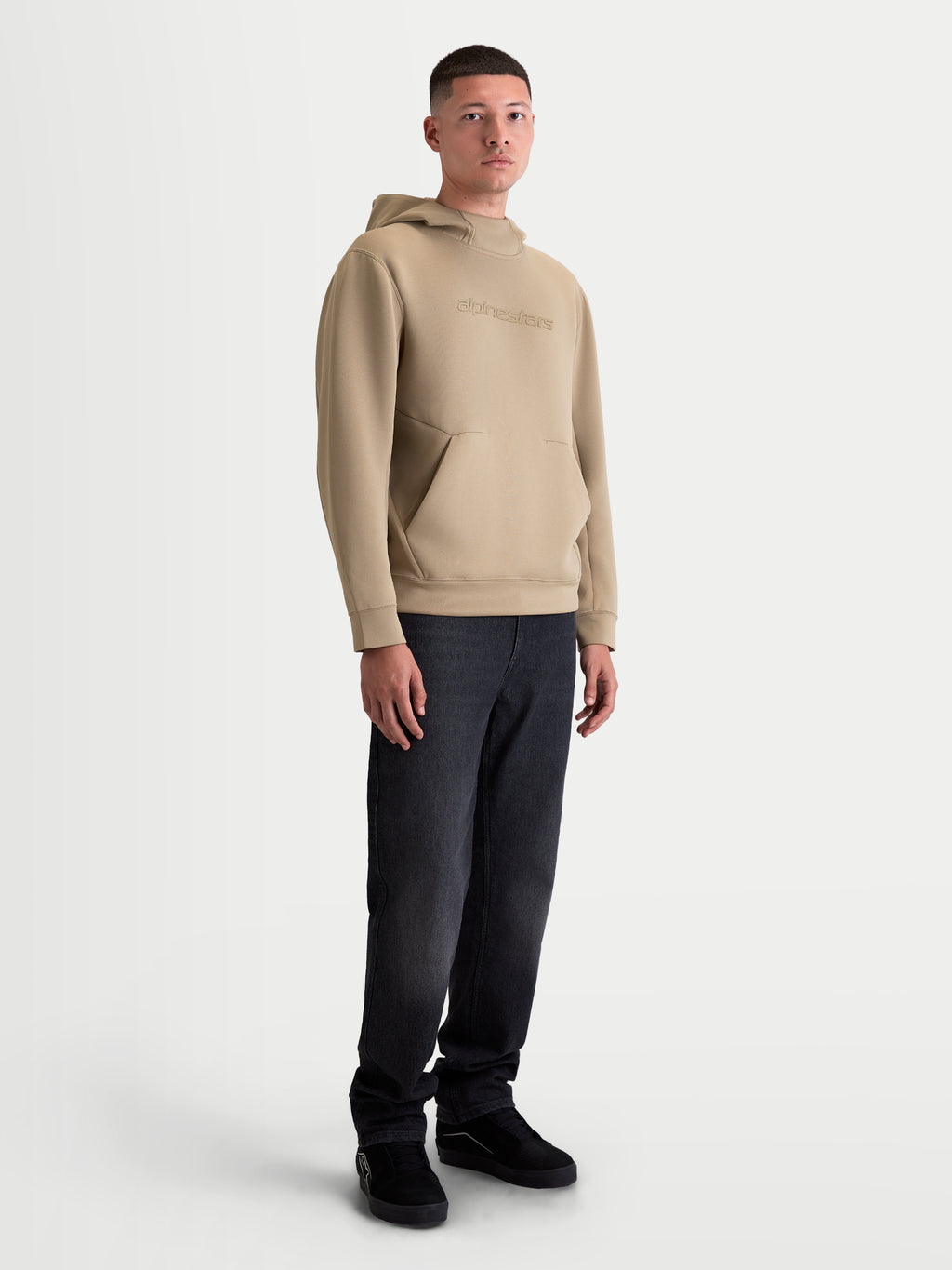 Alpinestars Felpa con cappuccio Datrix, felpa sportswear da uomo, marrone, branding HD tono su tono, tasca frontale con dettaglio a freccia, stile casual ispirato al motorsport, indossata su modello.