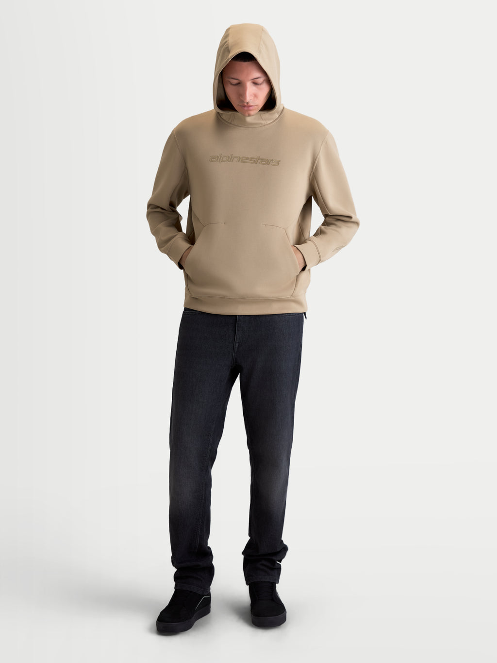 Alpinestars felpa con cappuccio Datrix, felpa sportswear per uomo e donna, beige, branding HD tono su tono sul petto, cappuccio foderato in rete, tasca con dettaglio a freccia, pile double-face, indossata con cappuccio alzato