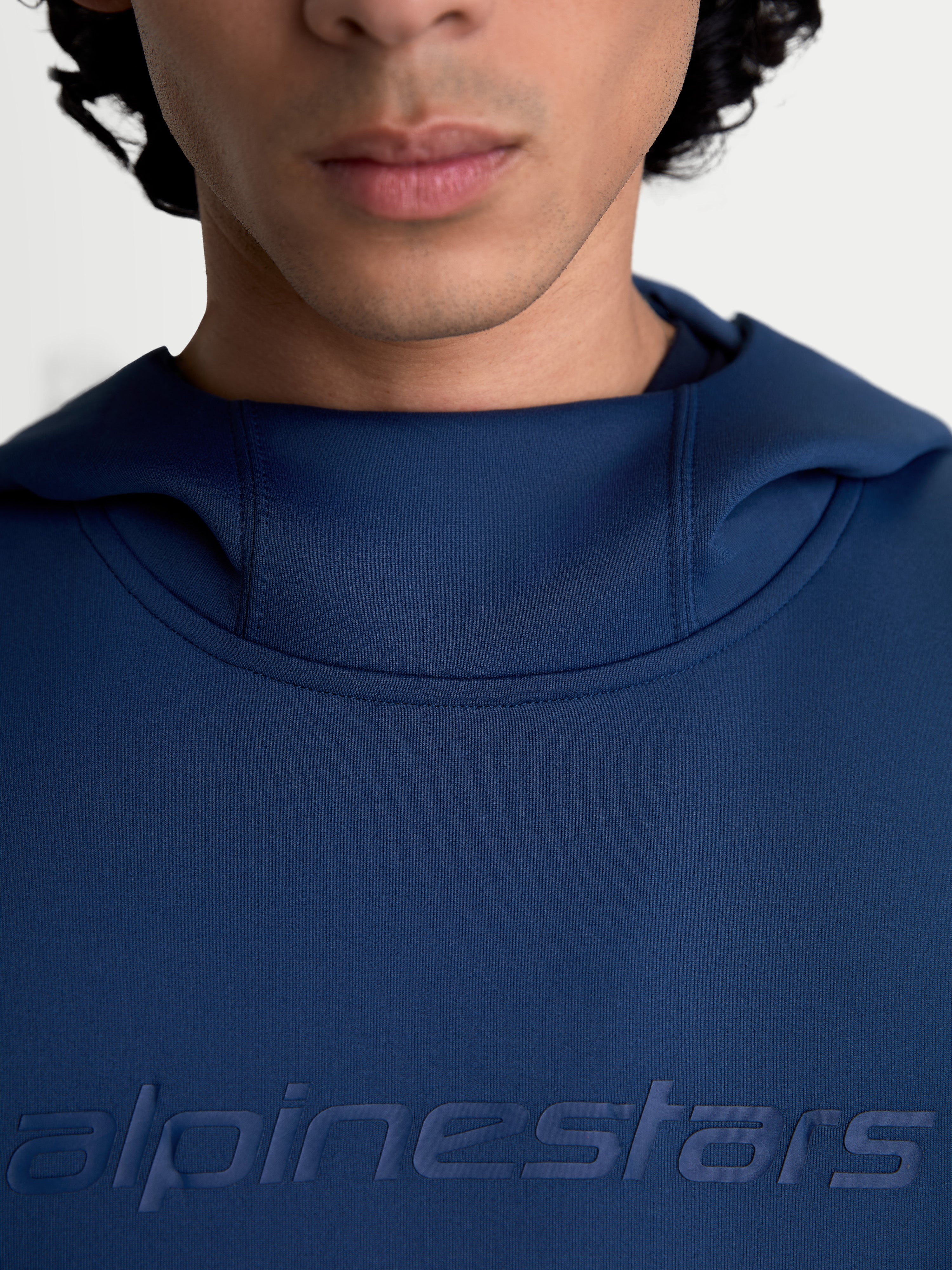 Alpinestars Felpa con cappuccio Datrix, felpa sportswear pullover unisex, blu, dettaglio ravvicinato del branding Alpinestars HD tono su tono sul petto e della costruzione del collo con cappuccio foderato in rete, in pile tri-blend double-face premium