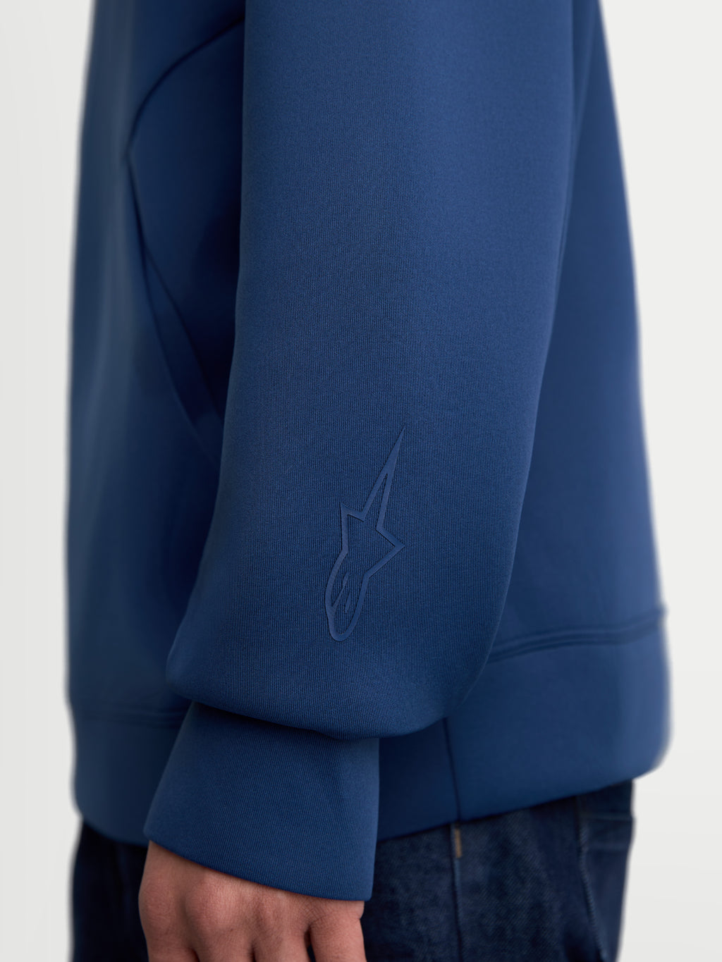 Alpinestars Felpa Con Cappuccio Datrix, felpa sportswear premium unisex, blu, dettaglio della manica con logo Alpinestars HD tono su tono, tessuto in pile tri-blend double-face, stile casual ispirato al motorsport