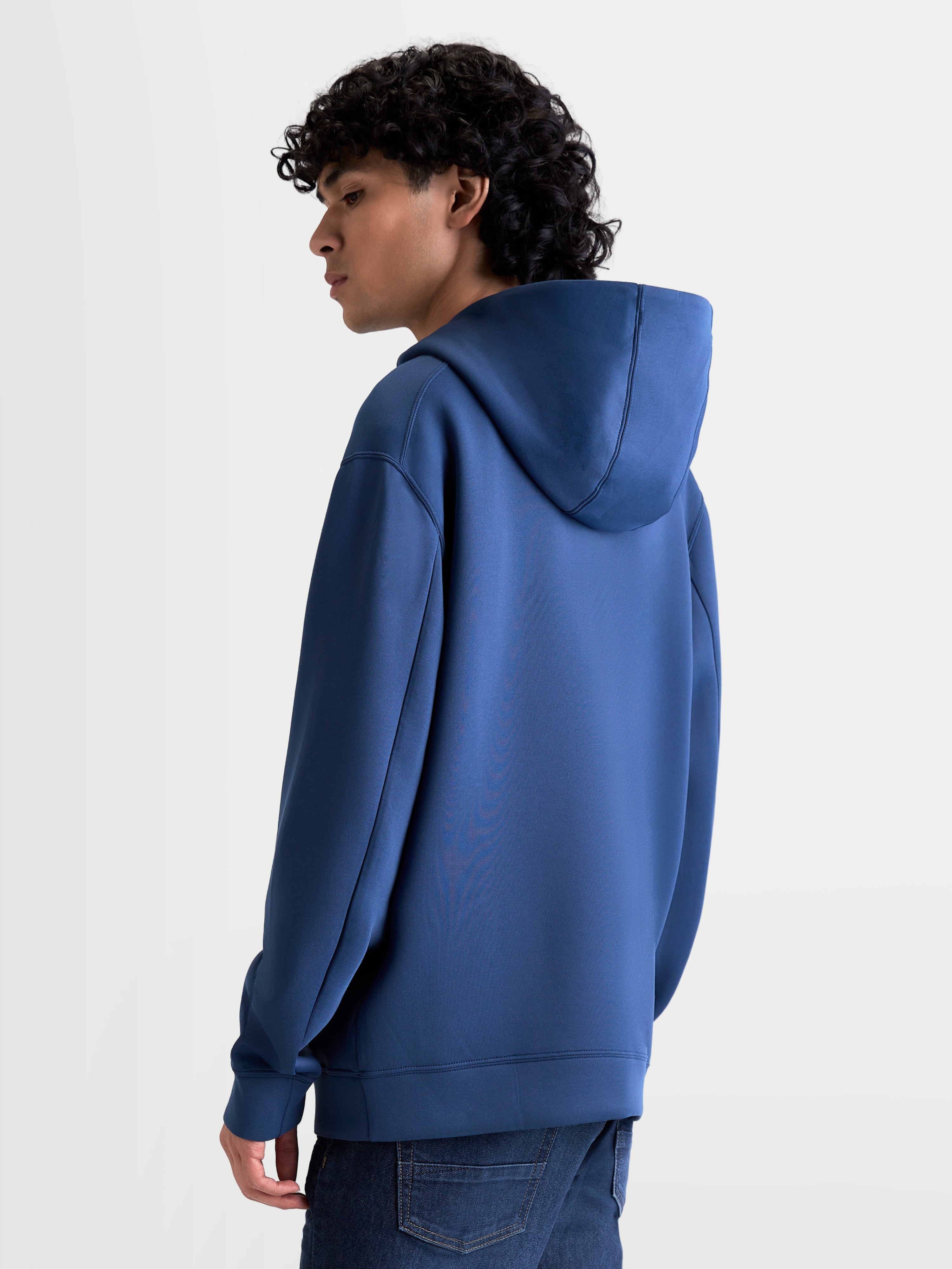 Alpinestars Felpa con cappuccio Datrix, felpa sportswear casual blu, vista posteriore e laterale su modello, costruzione in pile double-face con cappuccio foderato in rete, stile ispirato al motorsport