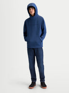 Alpinestars felpa con cappuccio Datrix, abbigliamento sportivo ispirato al motorsport, blu, in pile premium tri-blend, con logo HD tono su tono sul petto e cappuccio foderato in rete indossato da un modello.