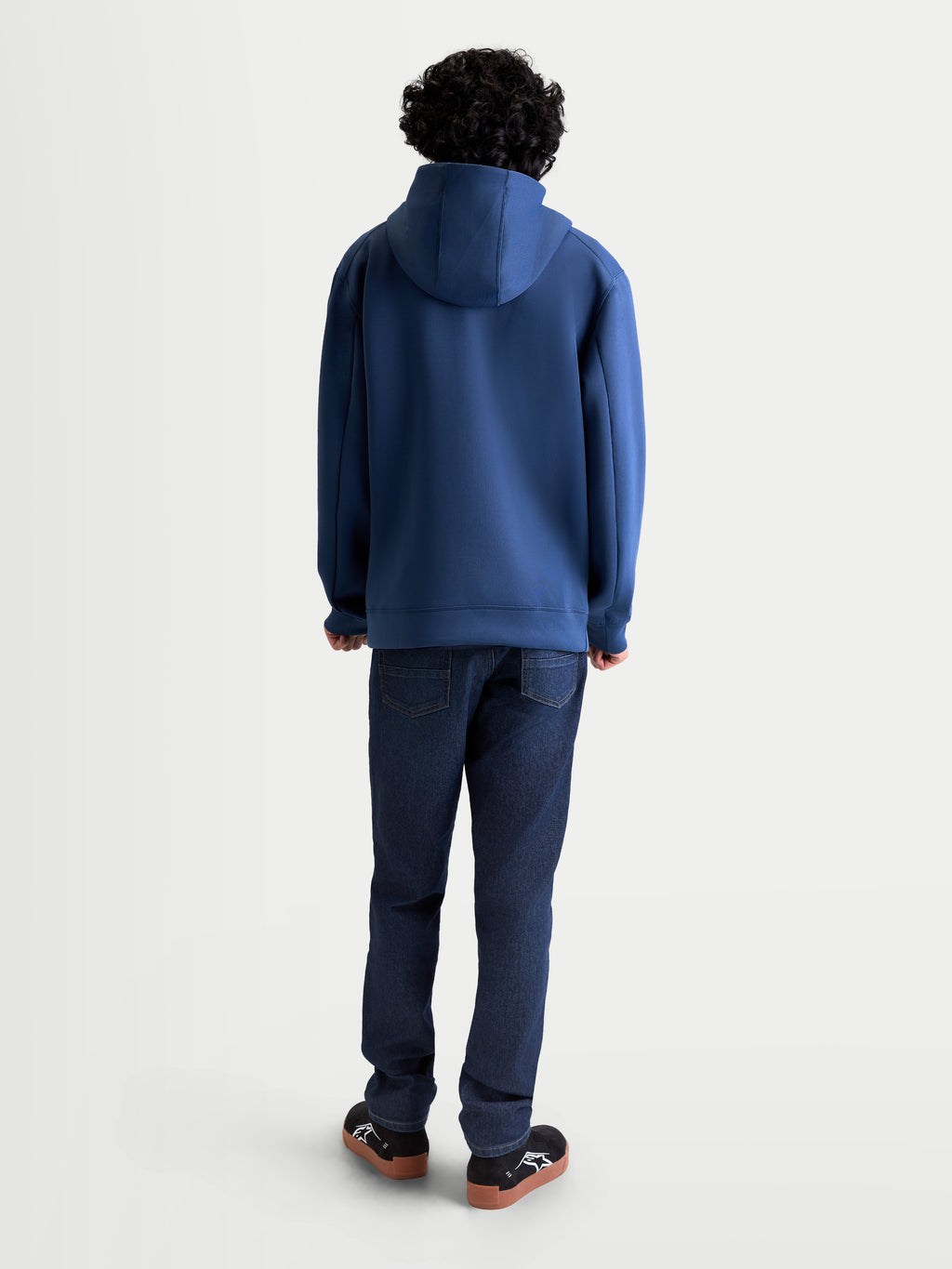 Alpinestars Felpa con cappuccio Datrix, felpa sportswear pull-over per uomo e donna, blu, costruzione in pile premium tri-blend double-face, vista posteriore su modello con dettaglio del cappuccio