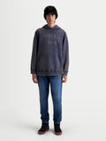 Alpinestars felpa con cappuccio Infinite Washed Oversized, pullover sportswear casual indossato da un modello, blu navy con finitura snow-wash, tasca a marsupio frontale e logo ricamato sul petto, silhouette rilassata per il comfort quotidiano.