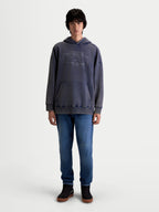 Alpinestars felpa con cappuccio Infinite Washed Oversized, pullover sportswear casual indossato da un modello, blu navy con finitura snow-wash, tasca a marsupio frontale e logo ricamato sul petto, silhouette rilassata per il comfort quotidiano.