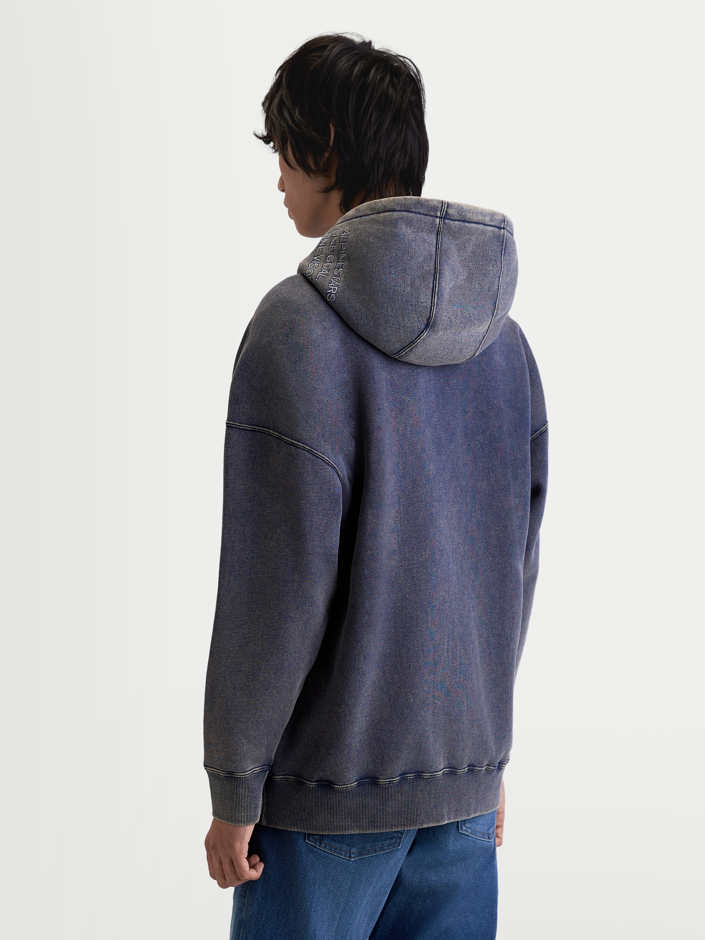 Alpinestars Felpa con cappuccio Infinite Washed Oversized, felpa sportswear casual unisex, blu navy con finitura snow-wash, pile di misto cotone premium, ricamo One Goal One Vision sul cappuccio, vestibilità oversize, vista posteriore su modello.