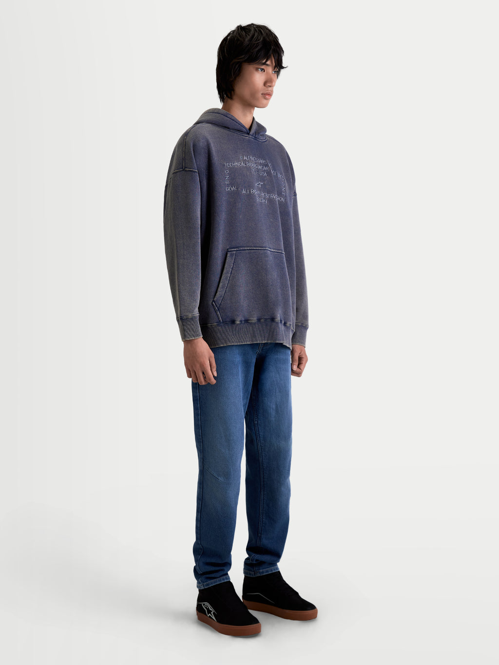 Alpinestars felpa con cappuccio Infinite Washed Oversized, felpa sportswear lifestyle unisex, blu navy lavato, pile effetto snow-wash con vestibilità rilassata, tasca a marsupio e logo Alpinestars ricamato, foto in studio su modello