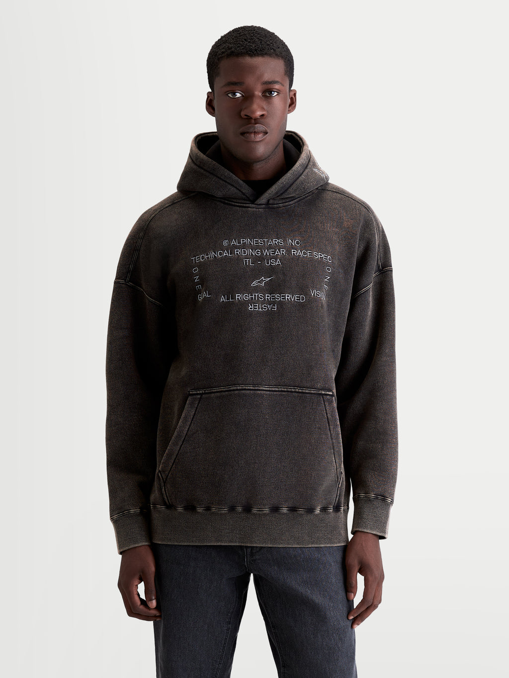 Alpinestars Felpa con cappuccio Infinite Washed Oversized, felpa sportswear da uomo, nero lavato, in pile effetto snow-wash, con tasca a marsupio e logo Alpinestars ricamato bianco, vista frontale su modello