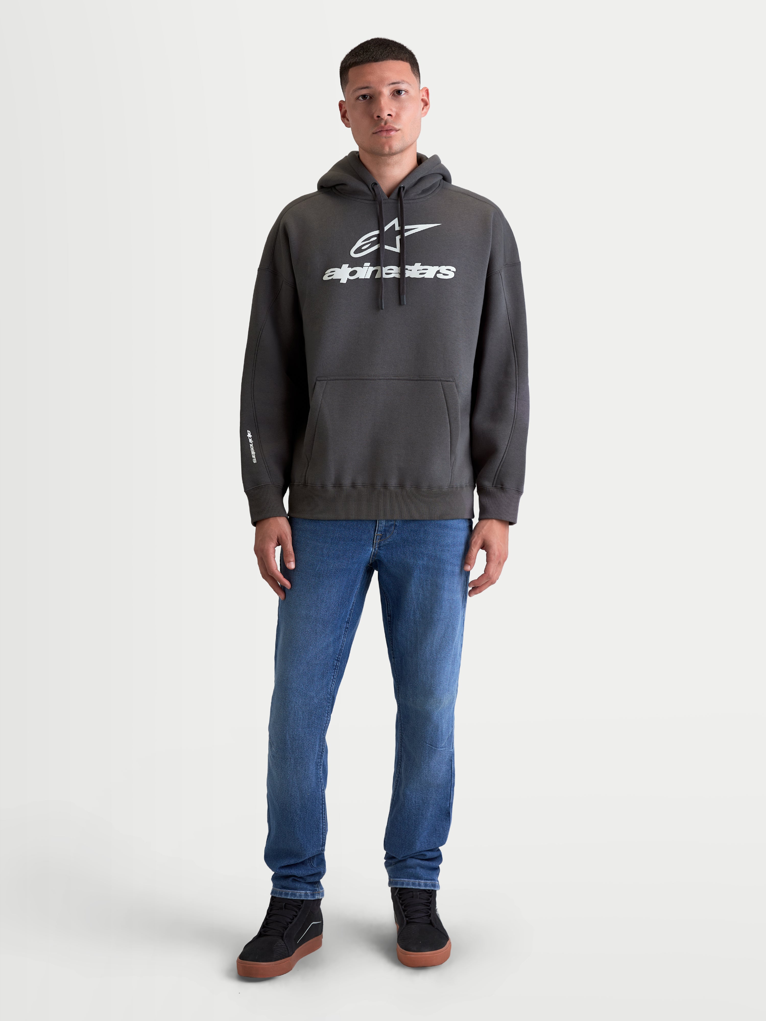 Alpinestars Felpa Con Cappuccio Prelude Oversized, felpa in pile sportswear unisex, grigio, vestibilità oversize rilassata con tasca a marsupio e loghi con stampa a rilievo, mostrata su modello per un look casual quotidiano