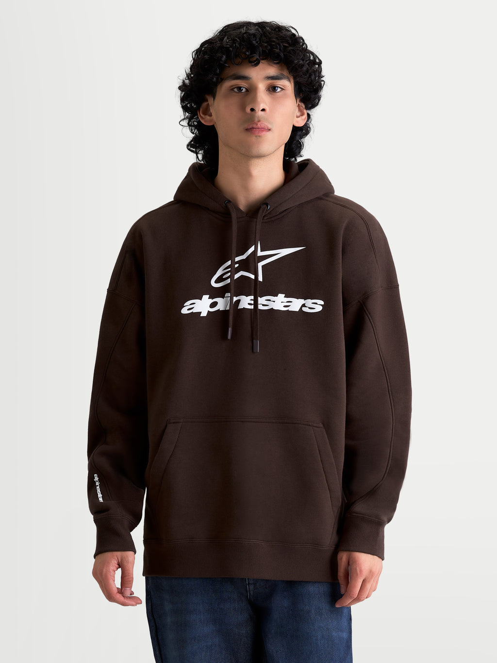 Alpinestars Felpa con cappuccio Prelude Oversized su modello, felpa sportswear da uomo in pile, marrone con logo bianco con stampa a rilievo, vestibilità oversize, tasca a marsupio e cappuccio con cordino.