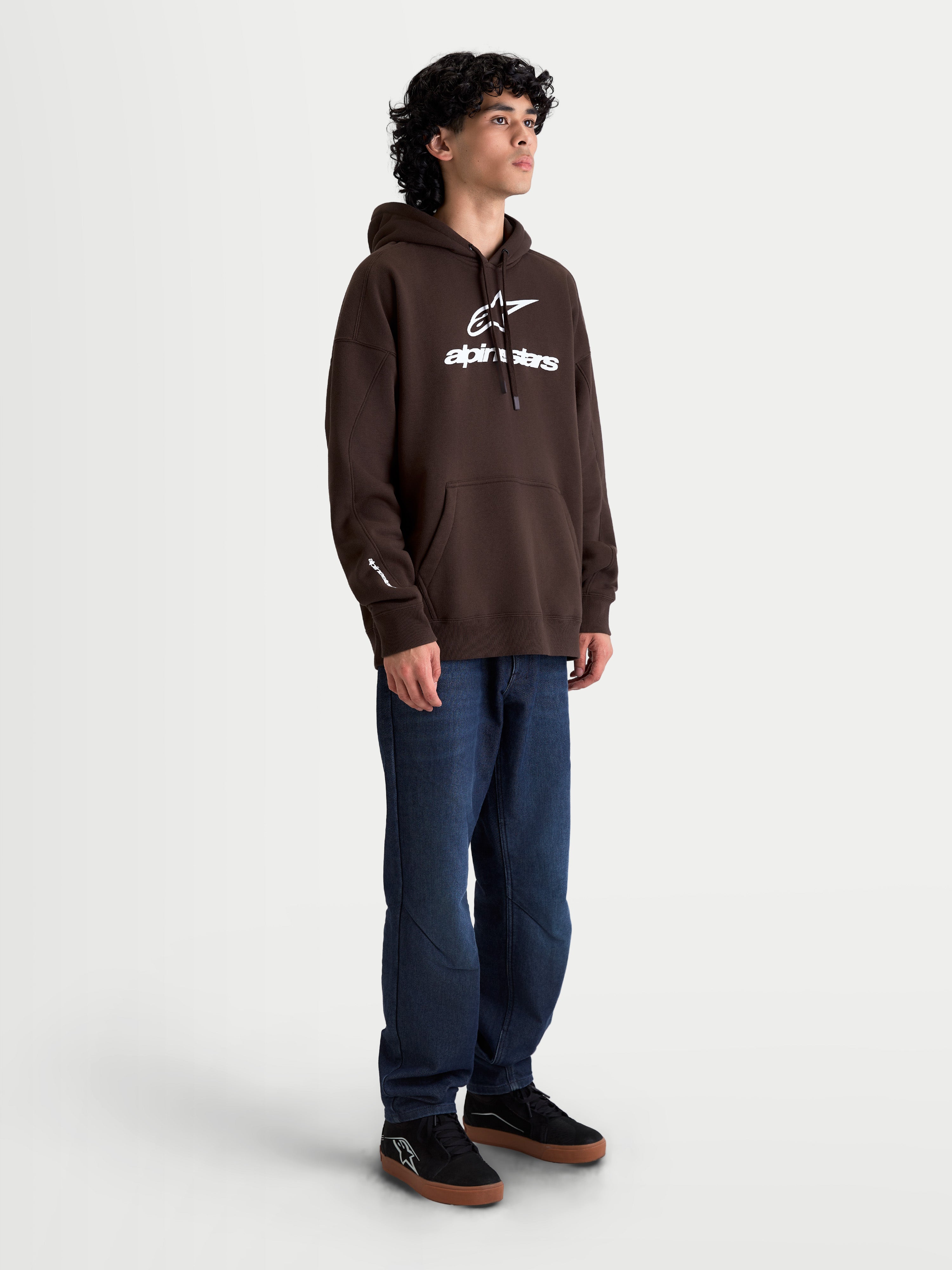 Alpinestars Felpa Con Cappuccio Prelude Oversized, felpa da uomo marrone con vestibilità oversize rilassata, logo bianco con stampa a rilievo sul petto e sulla manica, tasca a marsupio, stile sportswear casual.