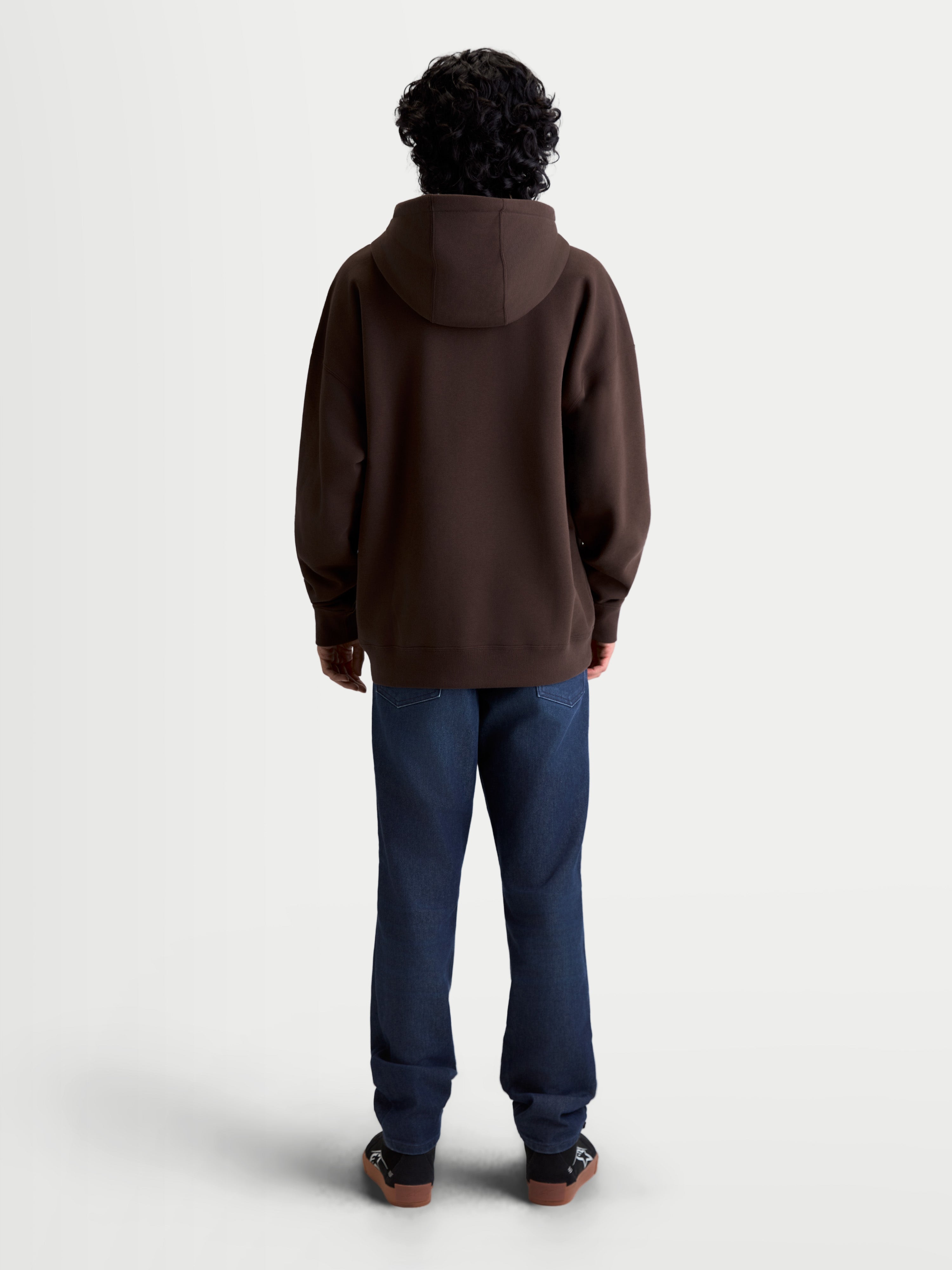 Alpinestars felpa con cappuccio Prelude Oversized, vista posteriore su modello, marrone, vestibilità oversize rilassata in pile, cappuccio e orlo a costine, sportswear casual
