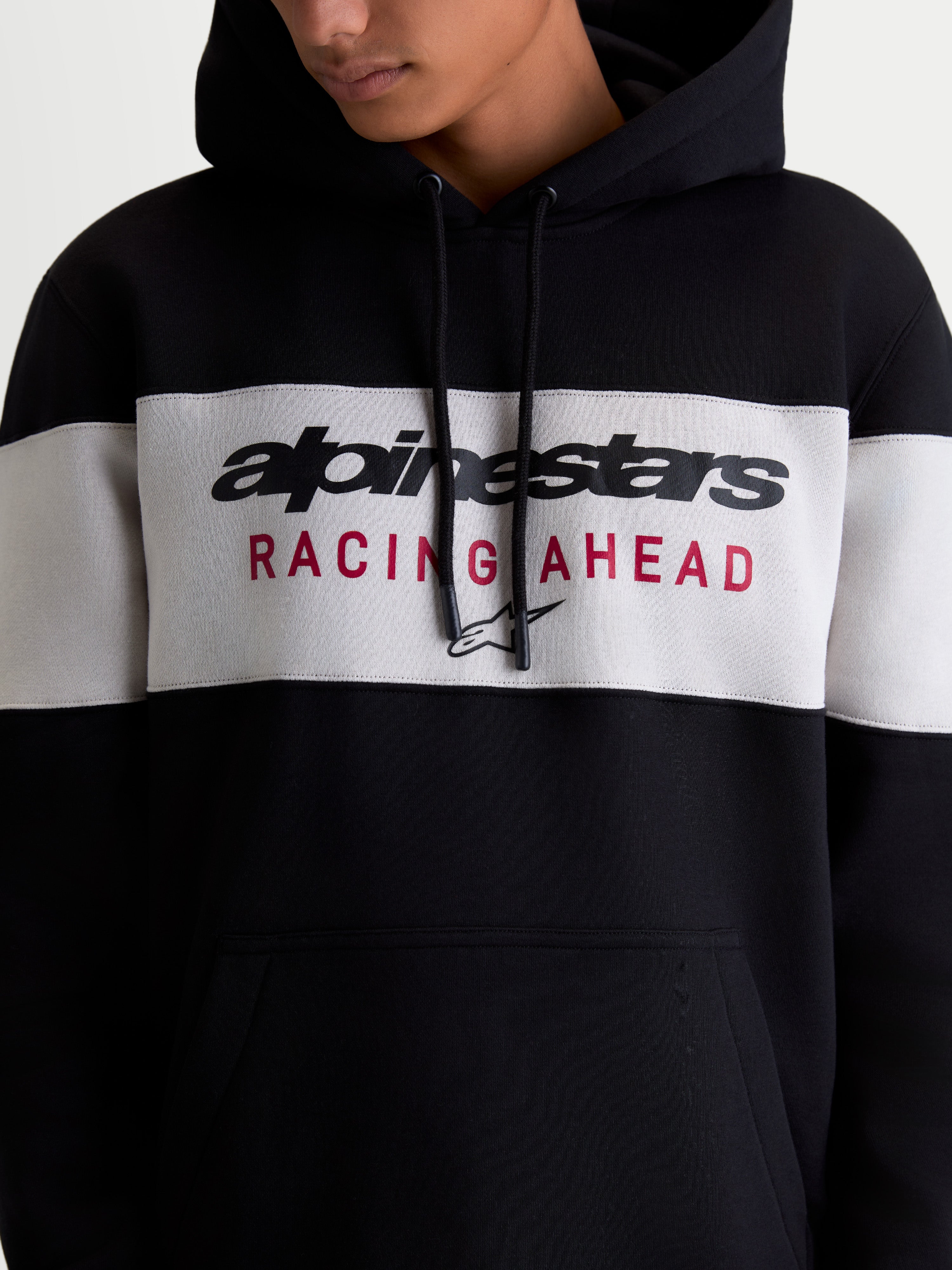 Alpinestars Felpa con cappuccio Cubic, felpa sportswear unisex, nera e grigia, caratterizzata da un design a blocchi di colore con logo Alpinestars e grafica Racing Ahead sul petto, in pile di cotone e poliestere riciclato.