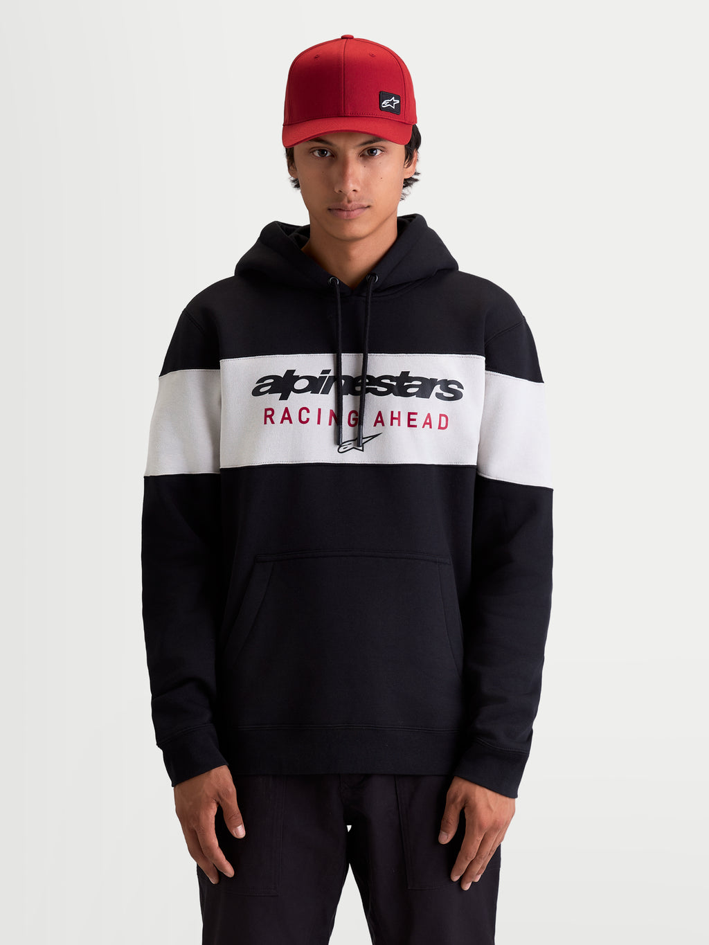 Alpinestars felpa con cappuccio Cubic, felpa sportswear da uomo in pile, design color-block nero e bianco con logo Alpinestars Racing Ahead sul petto, cappuccio con cordino e tasca a marsupio frontale, abbigliamento casual off-bike