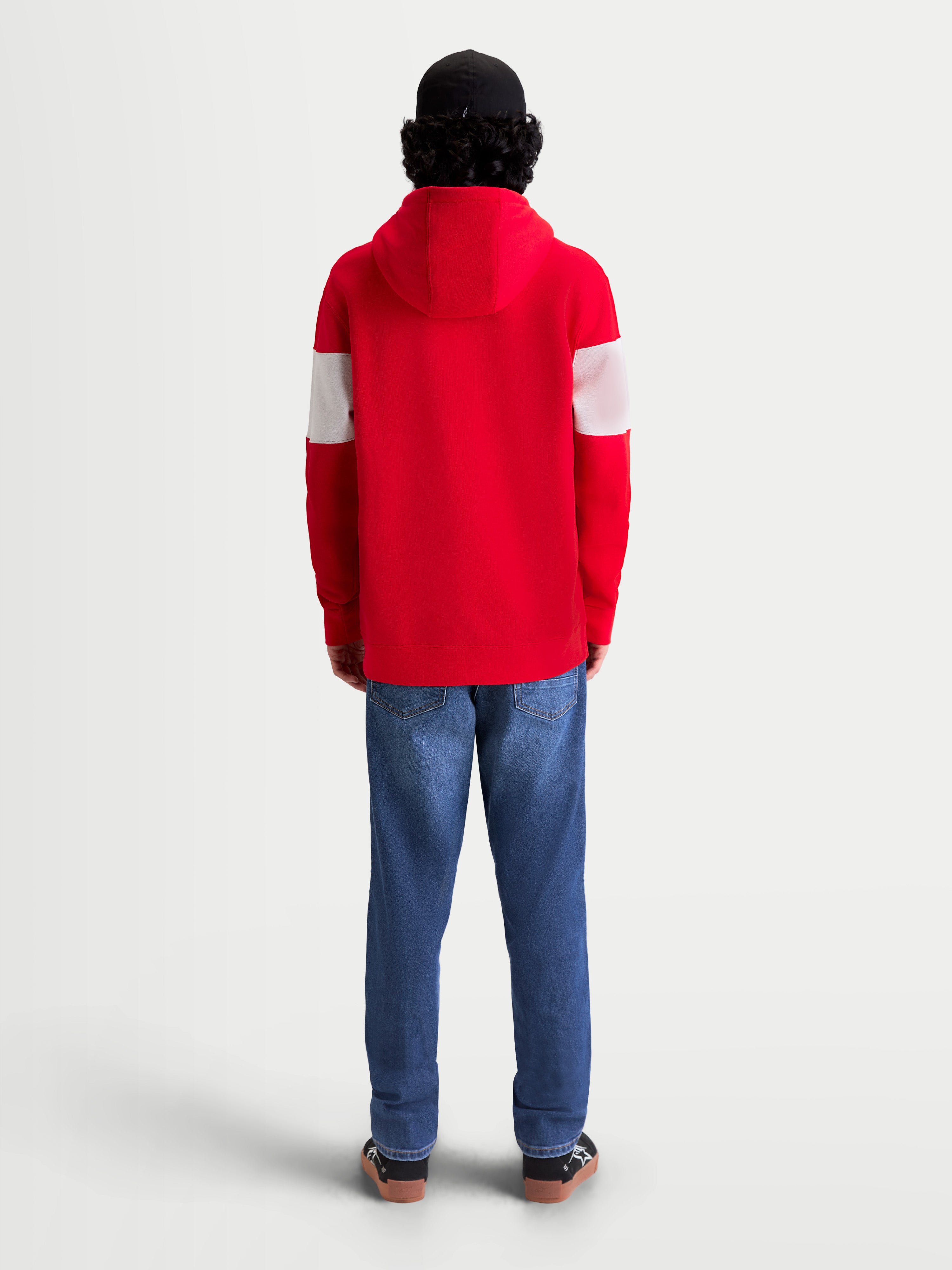 Alpinestars Felpa con cappuccio Cubic, felpa sportswear da uomo in pile, rossa e bianca, vista posteriore su modello, design con cappuccio e maniche a blocchi di colore, stile motorsport casual.