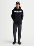 Alpinestars felpa con cappuccio Velocifier, sportswear casual da uomo per uso off-bike, nera e bianca, in misto cotone premium. Caratterizzata dalla scritta Astars curva sul petto e loghi sulle spalle, mostrata su un modello con cappellino coordinato.
