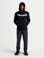 Alpinestars Felpa con cappuccio Velocifier, pullover in pile da sportswear da moto unisex, nera e bianca, in misto cotone e poliestere riciclato, con grande scritta Astars sul petto e loghi sulle spalle, vista frontale su modello per abbigliamento casual off-bike.