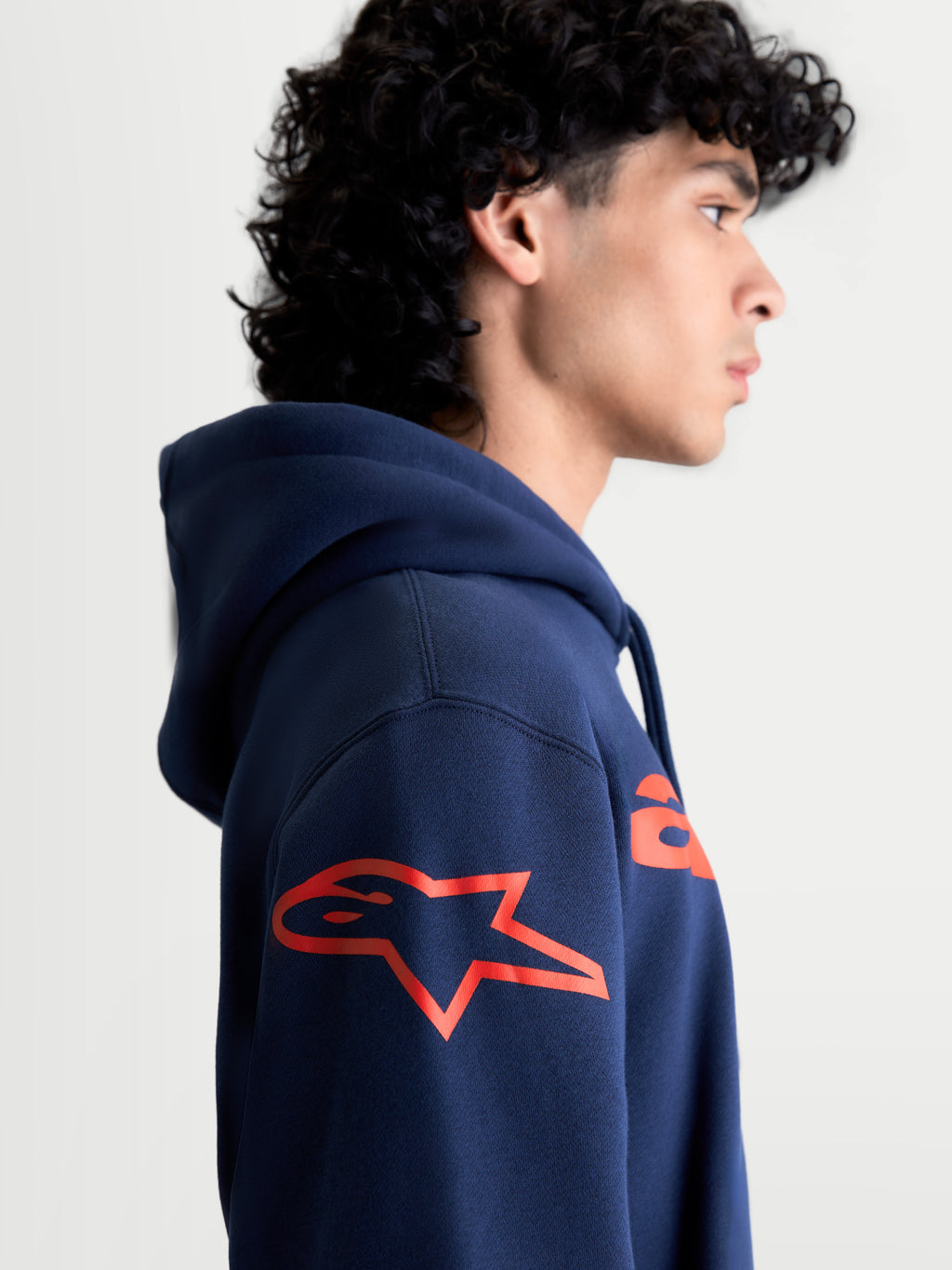 Alpinestars felpa con cappuccio Velocifier, felpa sportswear da uomo, blu navy e rossa, logo Astars rosso sulla spalla, vista di profilo, comoda felpa in pile per appassionati di motorsport.