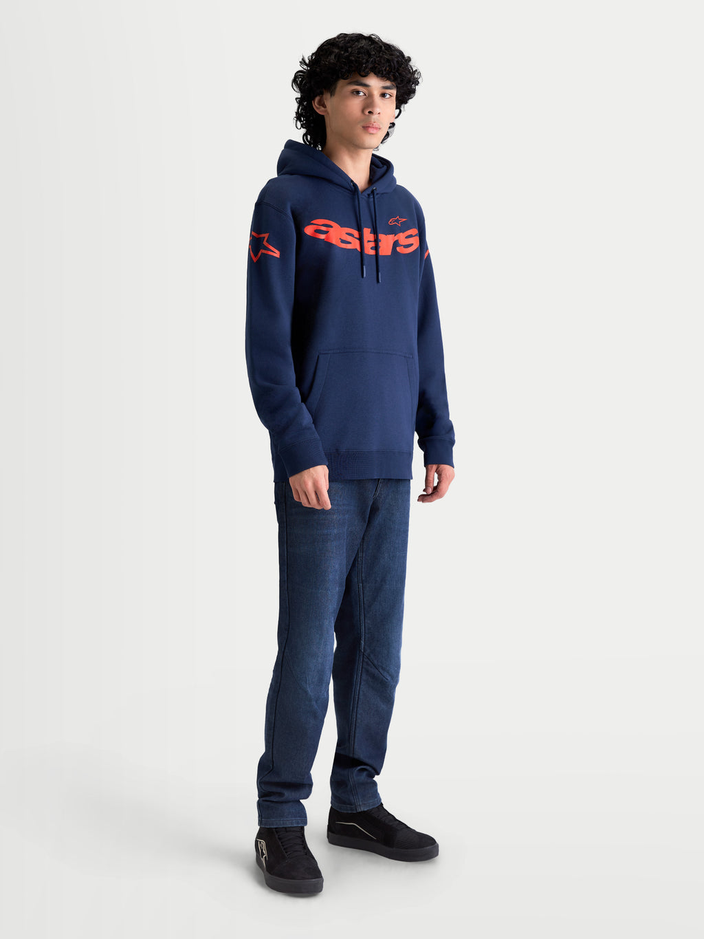 Alpinestars Felpa Con Cappuccio Velocifier, felpa sportswear da uomo, blu navy e arancione, con grande scritta Astars sul petto e loghi sulle spalle, ideale per un look casual ispirato al motorsport.