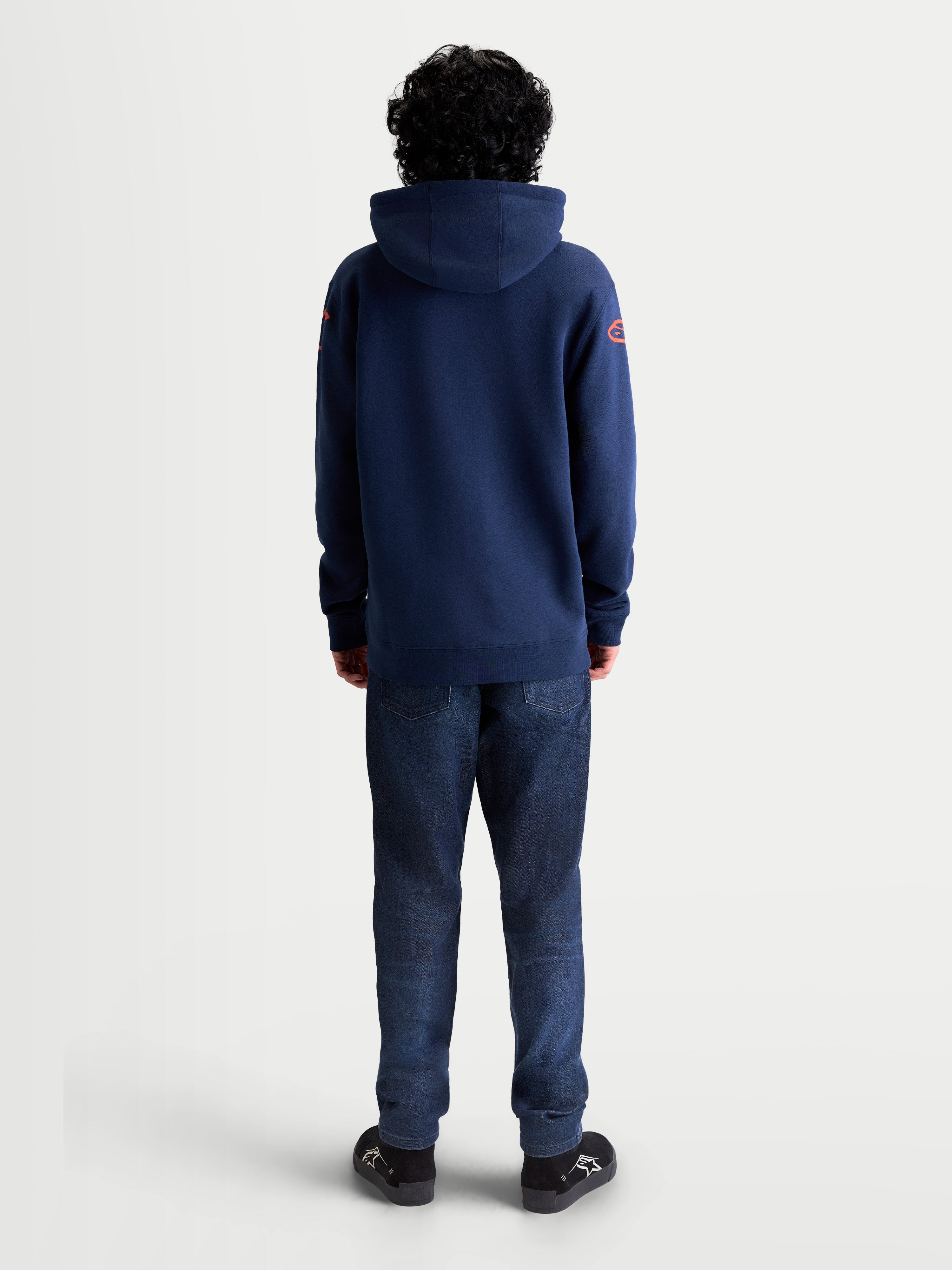 Alpinestars Felpa con cappuccio Velocifier, felpa sportswear blu navy, loghi Astars rossi sulle spalle, vista posteriore su modello, misto cotone e poliestere riciclato per stile casual off-bike