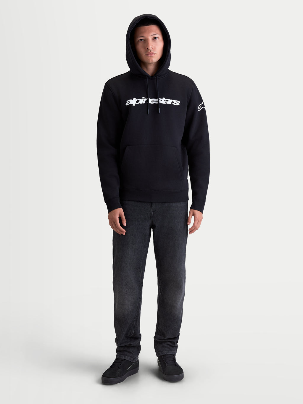 Alpinestars felpa con cappuccio Race Wordmark, felpa sportswear in pile da uomo, nera, logo Race Linear frontale e logo Ageless sulla manica bianchi, tasca a marsupio e cappuccio regolabile, stile casual motorsport.