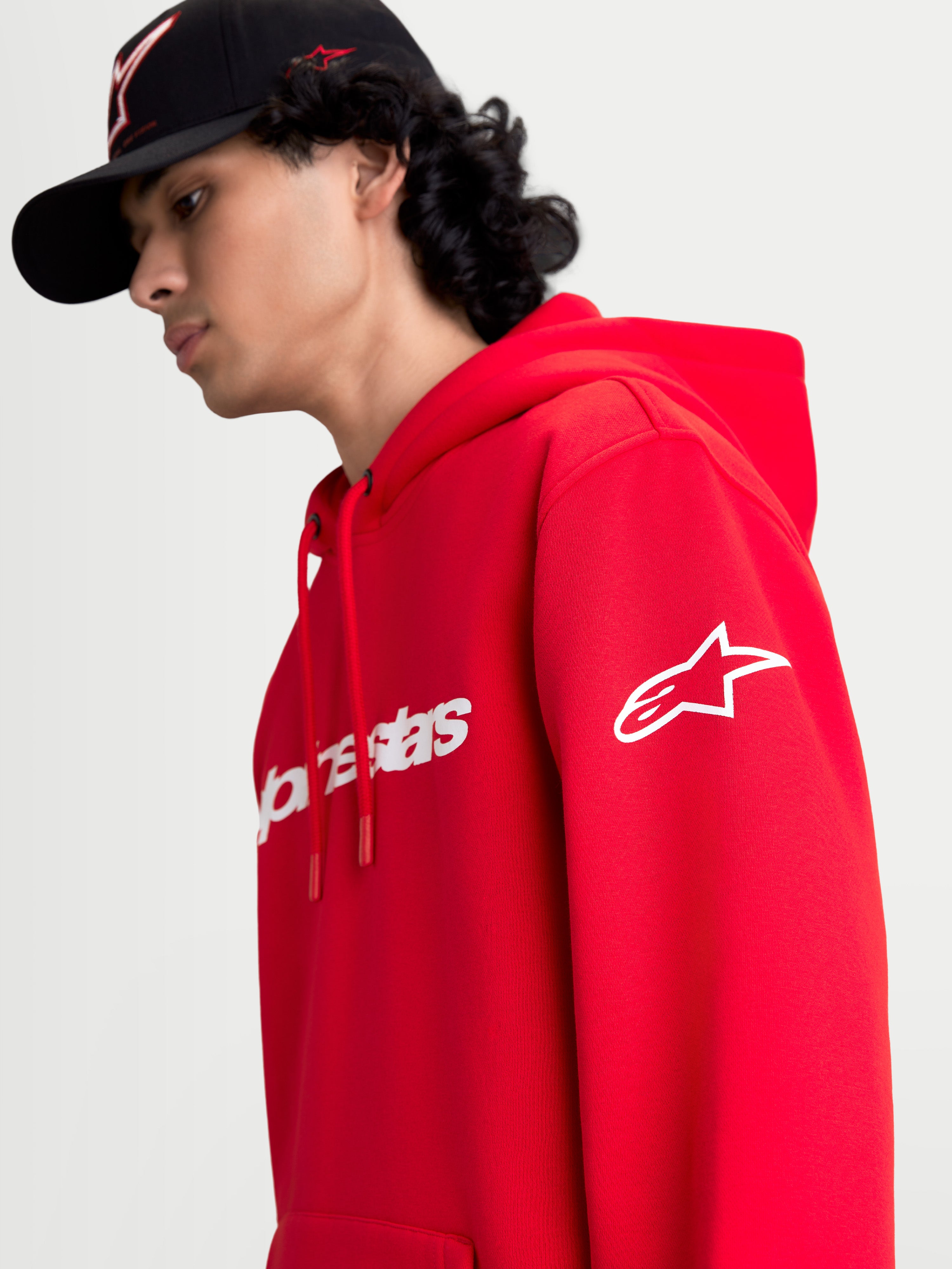 Alpinestars Felpa con cappuccio Race Wordmark, felpa in pile sportswear da uomo, rosso e bianco, logo Race Linear frontale e logo Ageless sulla manica, design casual ispirato al motorsport.