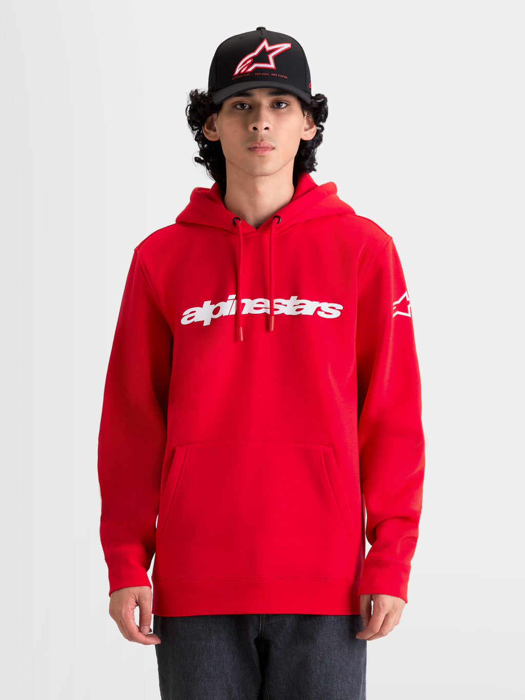 Alpinestars felpa con cappuccio Race Wordmark, felpa da uomo in pile sportswear, rossa e bianca, in misto cotone premium e poliestere riciclato, con logo frontale Race Linear e grafica Ageless sulla manica per un look ispirato al motorsport.
