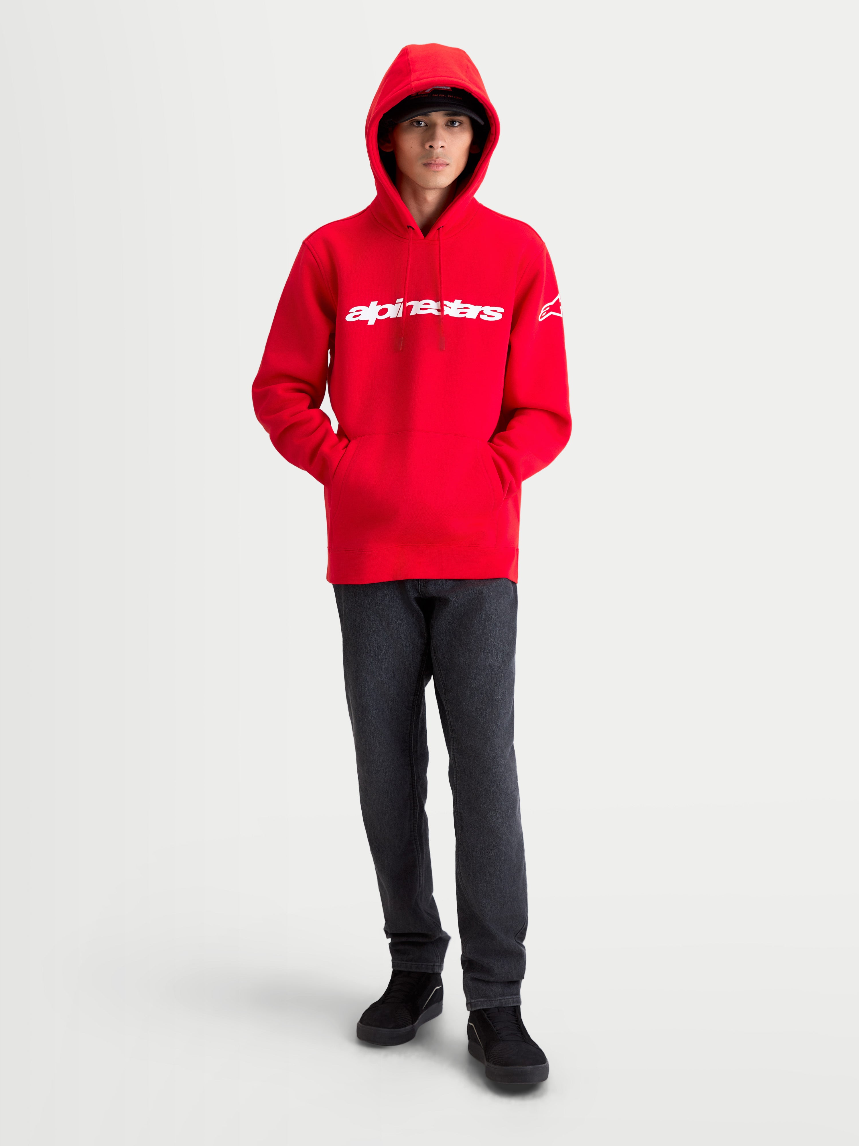 Alpinestars Felpa Con Cappuccio Race Wordmark, felpa in pile sportswear da uomo, rossa e bianca, wordmark lineare sul petto e logo Ageless sulla manica, cappuccio con coulisse, in cotone e poliestere riciclato, stile casual ispirato al motorsport