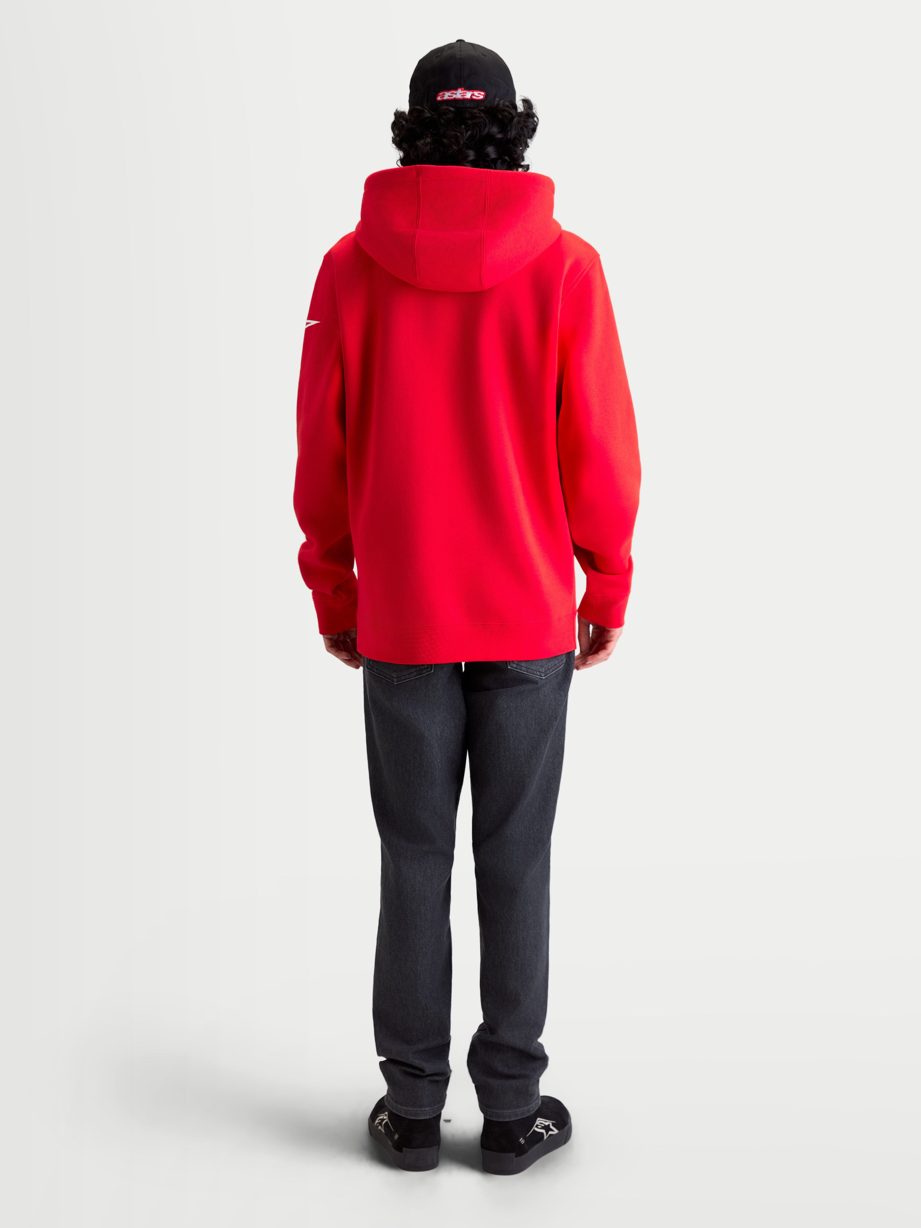 Alpinestars Felpa Con Cappuccio Race Wordmark, felpa in pile rossa con dettagli bianchi, vista posteriore su modello con cappuccio foderato e logo Ageless sulla manica, abbigliamento casual motorsport