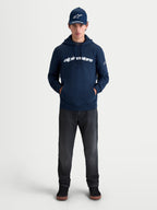 Alpinestars Felpa con cappuccio Race Wordmark, felpa sportswear in pile per uomo e donna, blu navy e bianca, con logo frontale e logo Ageless sulla manica, vista lifestyle su modello per un look casual ispirato al motorsport.