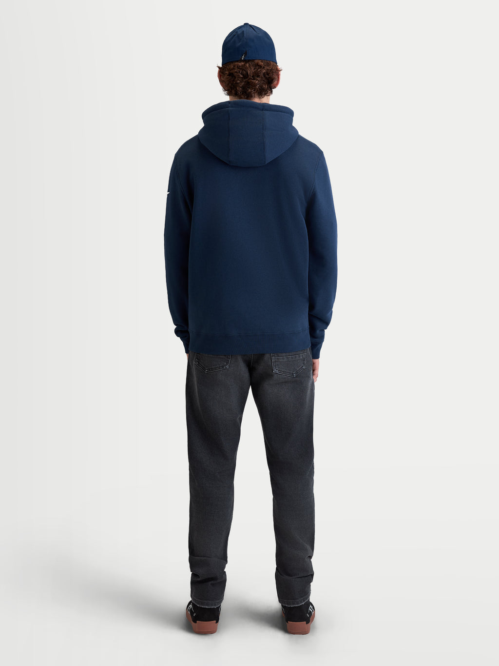 Alpinestars Felpa con cappuccio Race Wordmark, felpa sportswear in pile per uso casual quotidiano, vista posteriore su modello, blu, realizzata in misto cotone e poliestere riciclato con cappuccio autofoderato e orlo a coste.