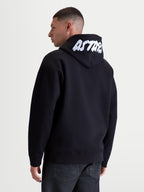 Alpinestars Felpa Con Cappuccio Pioneer Oversized, felpa sportswear con zip da uomo, nera e bianca, vestibilità oversize rilassata, con branding ASTARS bianco ricamato sul cappuccio, in pile di cotone, vista posteriore su modello