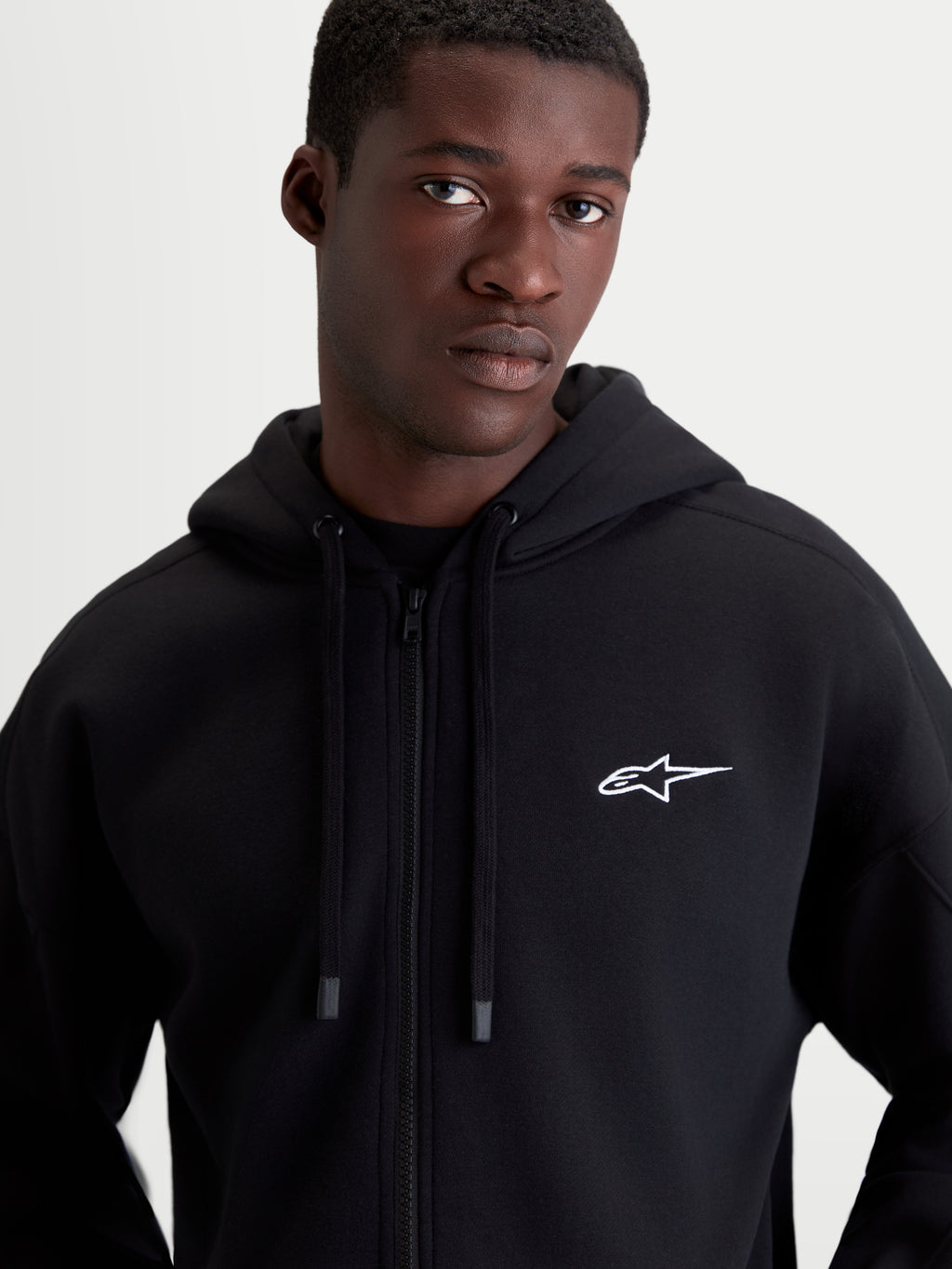 Alpinestars felpa con cappuccio Entity Oversized, felpa con zip da uomo, nera con logo Astars bianco ricamato sul petto, vestibilità rilassata, cappuccio con cordini piatti e chiusura frontale con zip Vislon, in pile di cotone e poliestere riciclato, stile sportswear casual