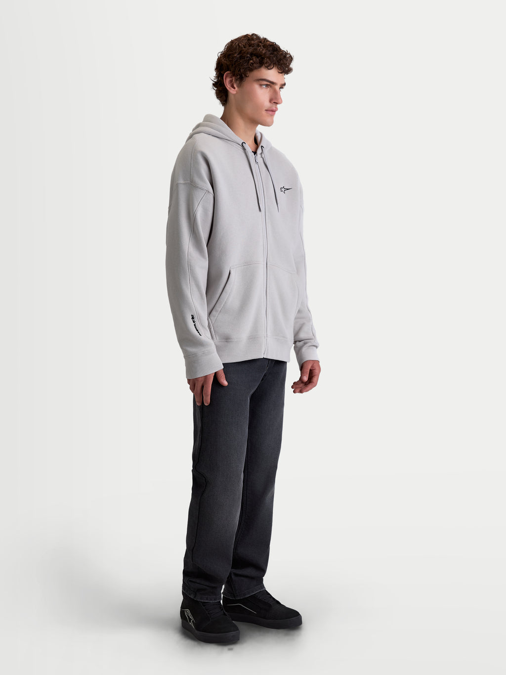 Alpinestars Felpa con cappuccio Entity Oversized, felpa con zip da uomo, grigio cemento, vestibilità rilassata con zip Vislon frontale, cappuccio foderato e tasca a marsupio, dettagli ricamati su petto e manica, abbigliamento lifestyle casual e motorsport.