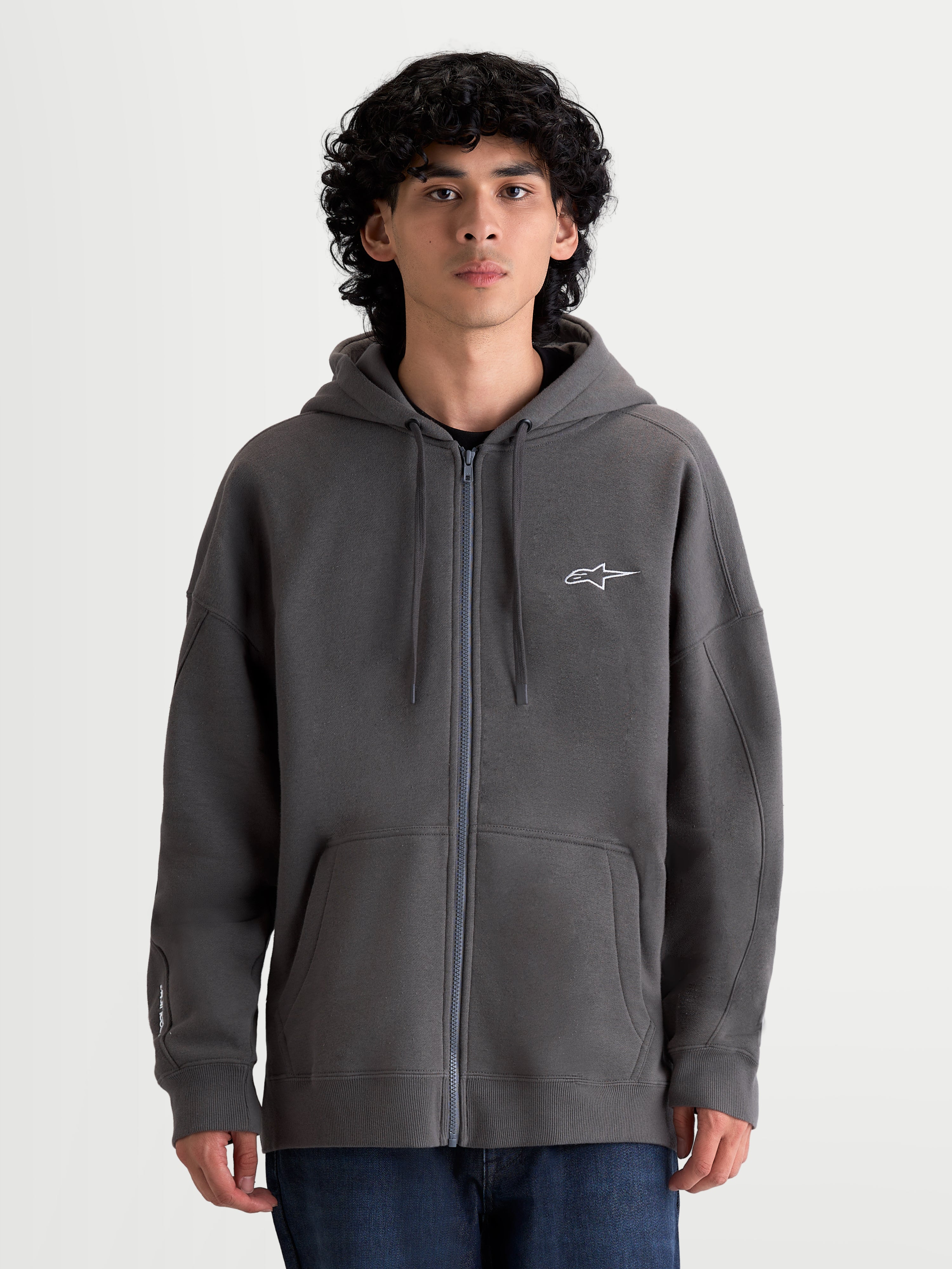 Alpinestars felpa con cappuccio Entity Oversized, felpa sportiva con zip integrale in pile, grigio antracite, logo Astars bianco ricamato sul petto, vestibilità oversize rilassata su modello, stile lifestyle.