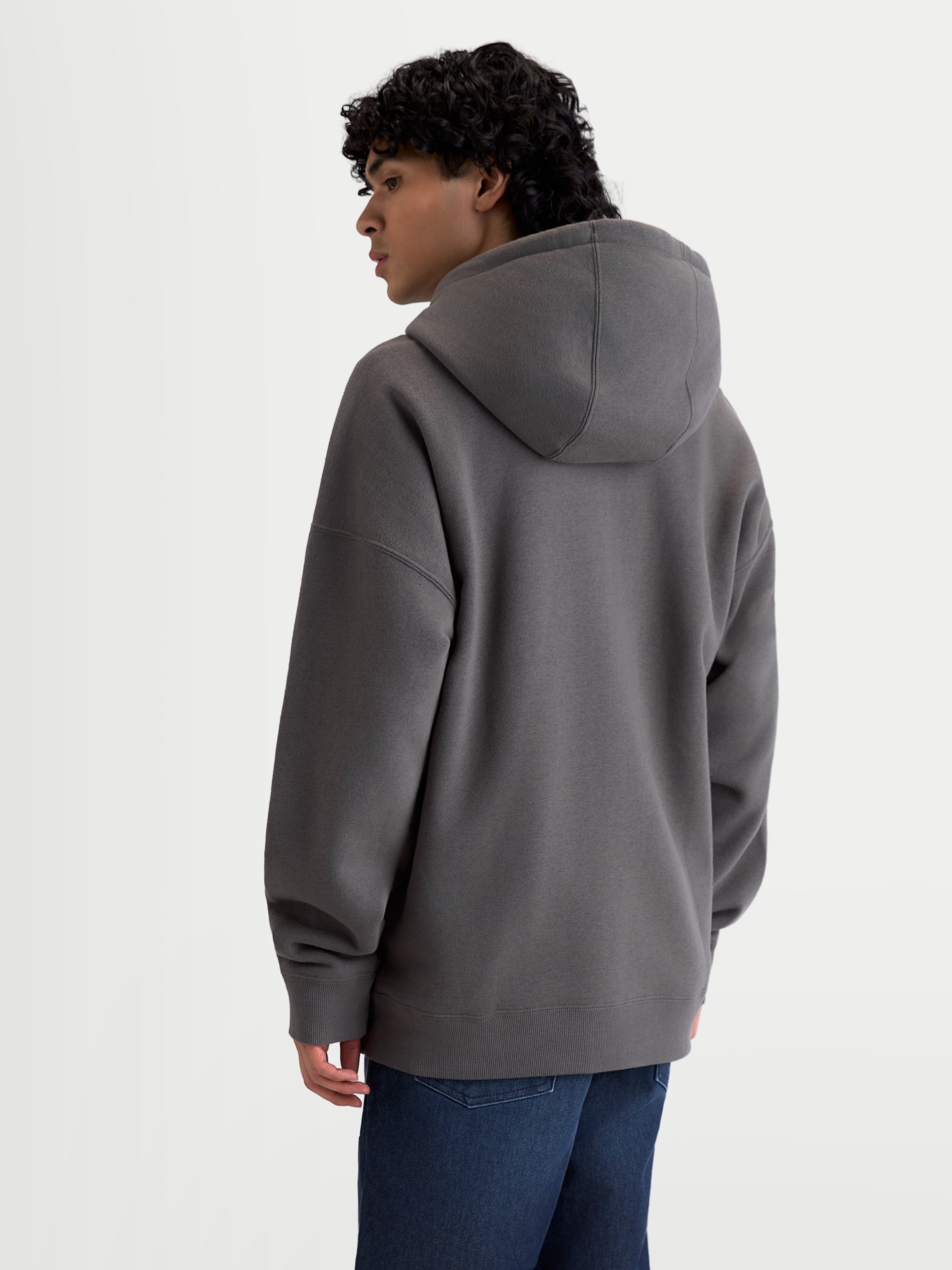 Alpinestars felpa con cappuccio Entity Oversized, felpa in pile sportswear con zip, grigio antracite, abbigliamento casual per uomo e donna, vista posteriore su modello con silhouette rilassata e bordo a costine