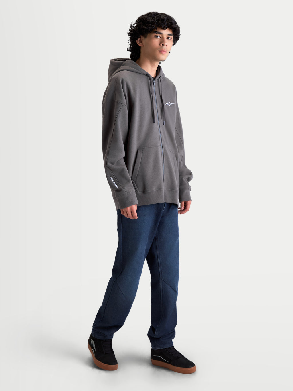 Alpinestars felpa con cappuccio Entity Oversized, felpa con zip in pile da uomo, grigio antracite, vestibilità oversized, zip frontale Vislon, tasche a marsupio, ricami bianchi su petto e manica, abbigliamento sportswear lifestyle ispirato al motorsport